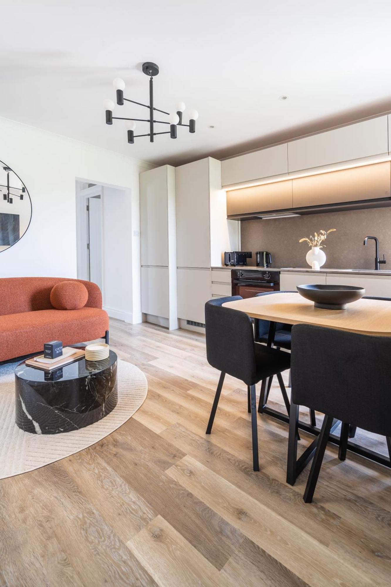 Newly Designed, 2Br Apt, 5Min From Northwood London Tube Station, Nato Hq, Ideal For Wembley, Warner Studio, Contractors Zewnętrze zdjęcie