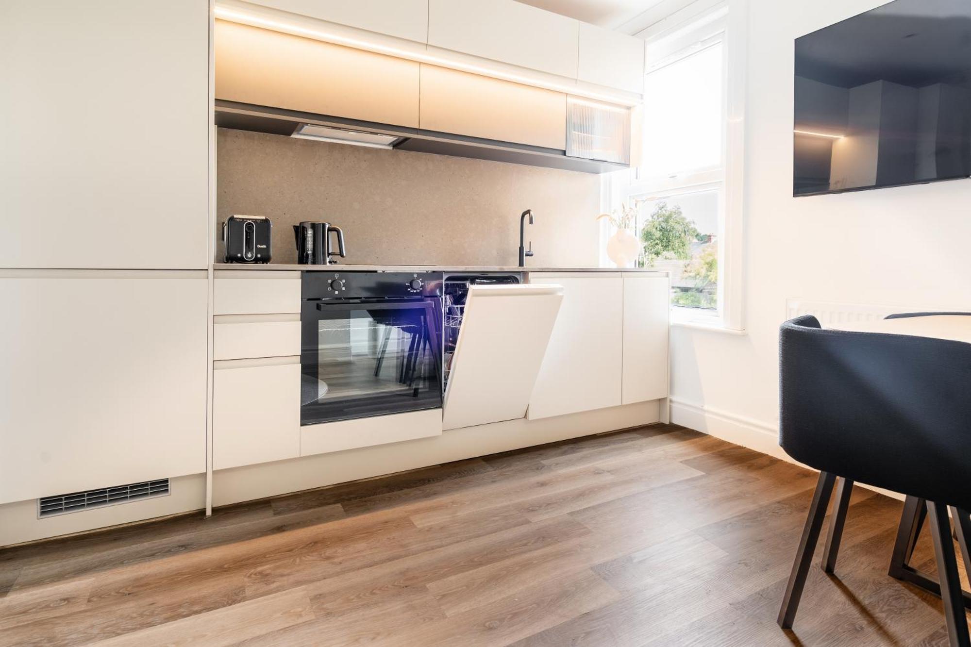 Newly Designed, 2Br Apt, 5Min From Northwood London Tube Station, Nato Hq, Ideal For Wembley, Warner Studio, Contractors Zewnętrze zdjęcie