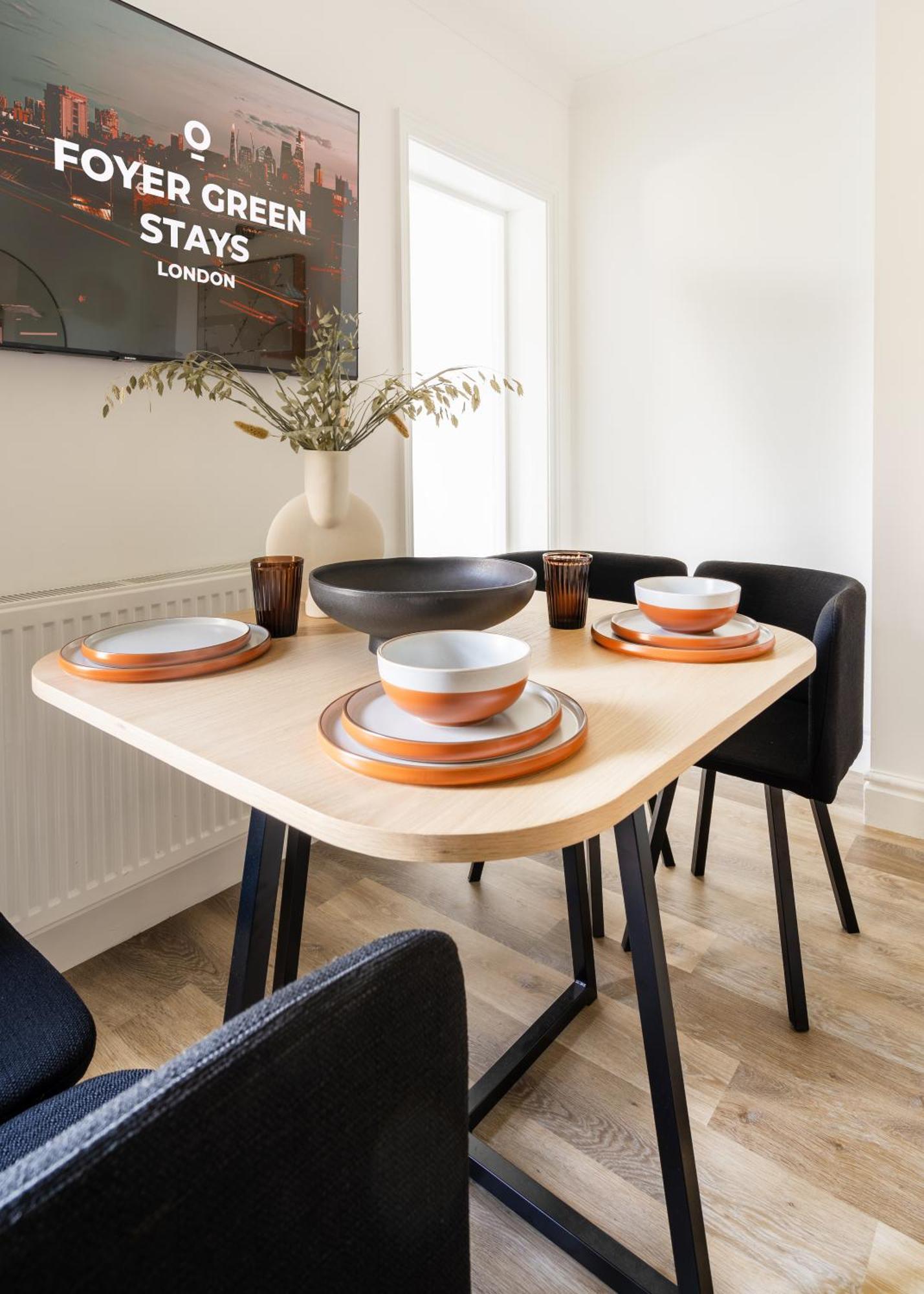 Newly Designed, 2Br Apt, 5Min From Northwood London Tube Station, Nato Hq, Ideal For Wembley, Warner Studio, Contractors Zewnętrze zdjęcie